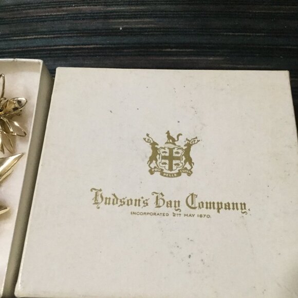 Lot of vintage brooches, clip on earrings and a couple necklaces different sizes - Picture 6 of 16